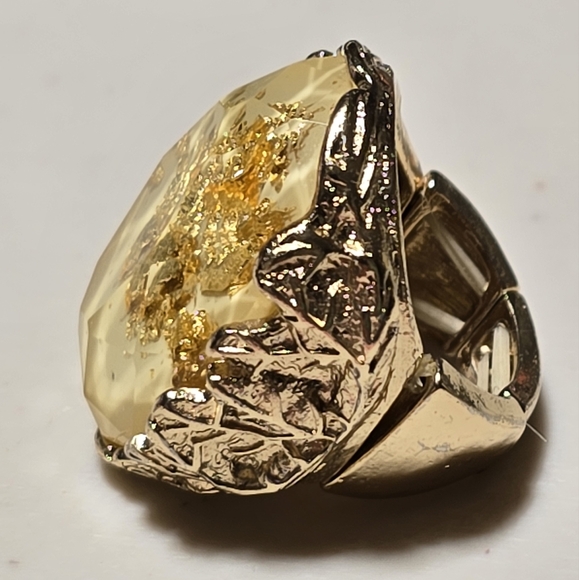 Vintage Gold Tone with 14k Gold Leaf in Faceted resin Strechy Ring L4 Pre Owned - Picture 2 of 4